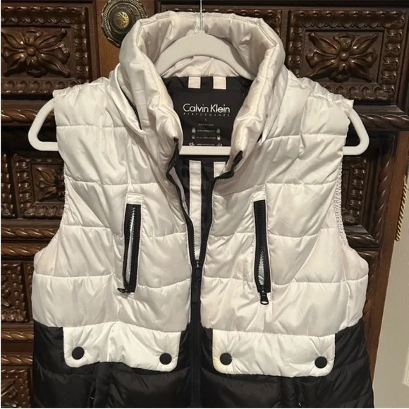 Calvin Klein Black and White Puffer Vest with Faux Fur Trim/Removable Hood - Picture 4 of 11